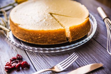 Kek Kupası ve çatal üstten koyu ahşap tablo