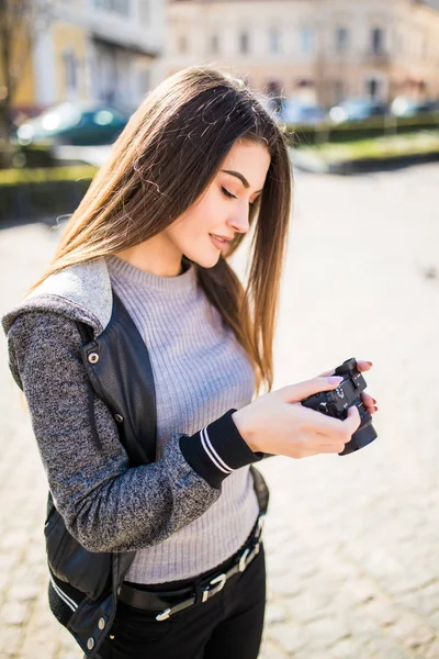 Young pretty funny sensual woman photographer tourist girl posing outdoor with photo camera — Stock Photo, Image