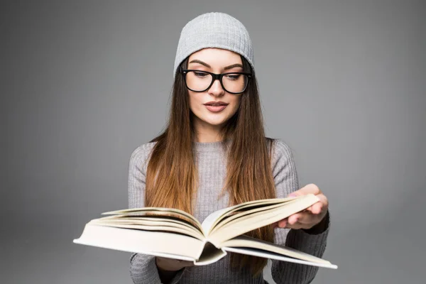 Glücklich Hipster Frau Buch lesen isoliert grauen Hintergrund — Stockfoto