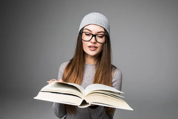 Glücklich Hipster Frau Buch lesen isoliert grauen Hintergrund — Stockfoto