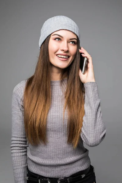 Joven hermosa mujer relajada hablando en el teléfono móvil y sonriendo —  Fotos de Stock