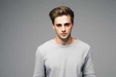 Zarif yakışıklı delikanlı Studio moda portre.