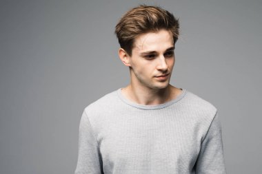 Zarif yakışıklı delikanlı Studio moda portre.