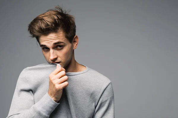 Elegante jovem bonito homem no estúdio retrato de moda . — Fotografia de Stock