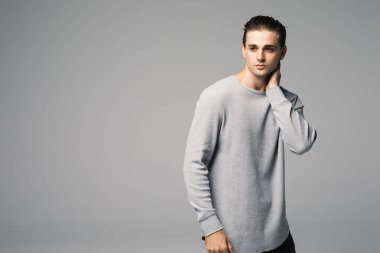 Zarif yakışıklı delikanlı Studio moda portre.