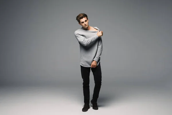 Elegante jovem bonito homem no estúdio retrato de moda . — Fotografia de Stock