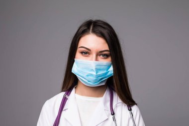 Genç kadın doktor veya hemşire Grey kap ve yüz maskesi