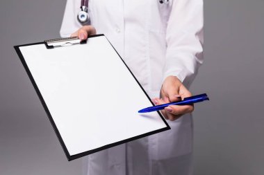 Hemşire gri arka plan üzerinde panoya işaret yukarıya kapatmak