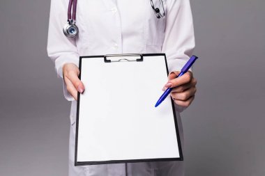 Hemşire gri arka plan üzerinde panoya işaret yukarıya kapatmak