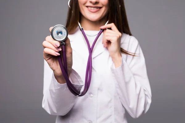 Primer plano de la feliz mujer doctora sonriente con estetoscopio sobre fondo gris — Foto de Stock