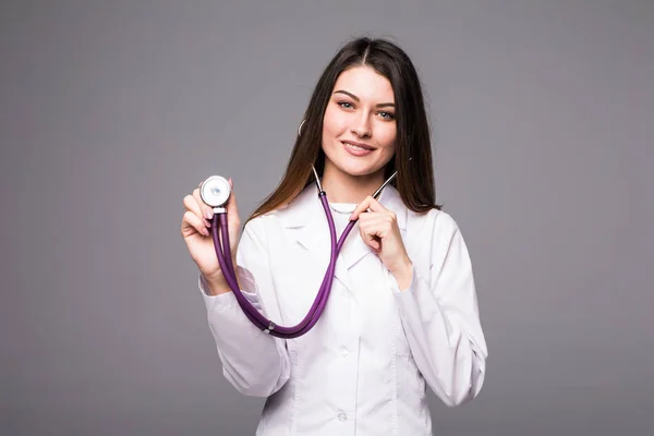 Portret kobiety lekarz z stetoskop, na białym tle na szarym tle — Zdjęcie stockowe