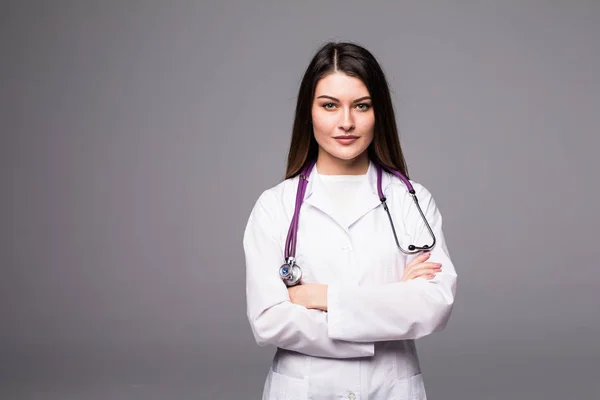 Lékař ženu stojící izolované na šedém pozadí — Stock fotografie