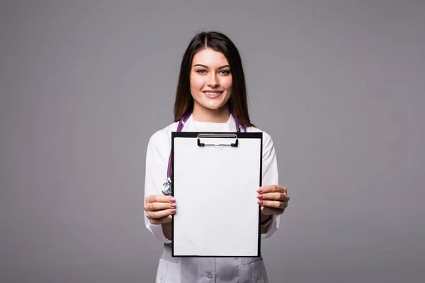 젊은 여성 의사 desease 질병의 파일과 빈 폴더를 들고. 전문 포인트 펜 빈 클립보드에 의해입니다. 여자와 청진 기 의료 유니폼에. — 스톡 사진