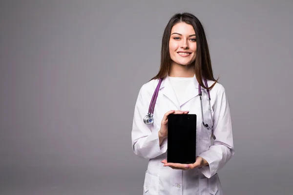Uśmiechnięta lekarka z stetoskop i puste czarny tablet pc tęcza — Zdjęcie stockowe