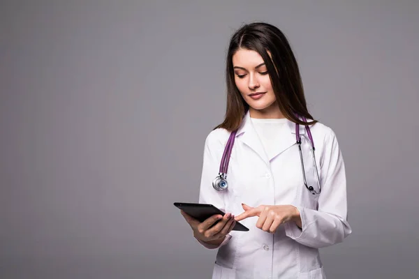 Na białym tle portret uśmiechający się kobiece lekarza lub pielęgniarkę za pomocą komputera typu tablet pc — Zdjęcie stockowe