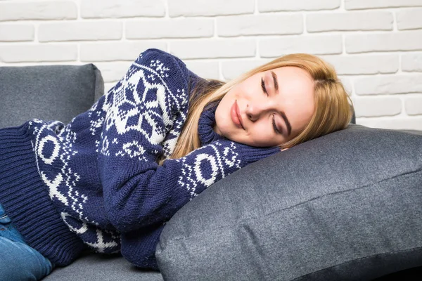 Güzel genç kadın uyuyor ve tatlı rüyalar görüyor..