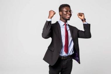 Çok heyecanlı Afrika iş adamı ile hava izole gri arka plan onun kollarında