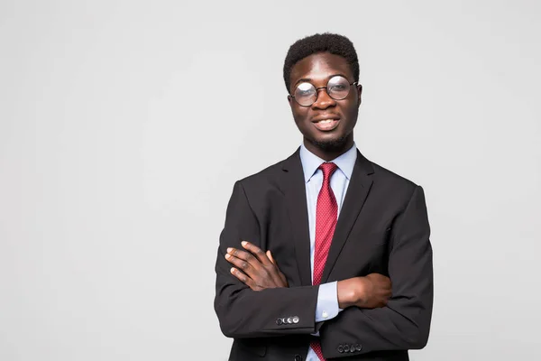 Retrato de hombre de negocios afroamericano con los brazos cruzados, aislado sobre fondo gris —  Fotos de Stock