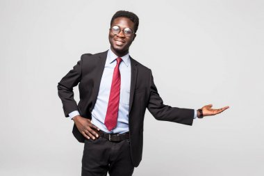 Afro-Amerikan yakışıklı siyah bir işletmede Grey ürün örnek göstermek gibi için uygun el hareketi