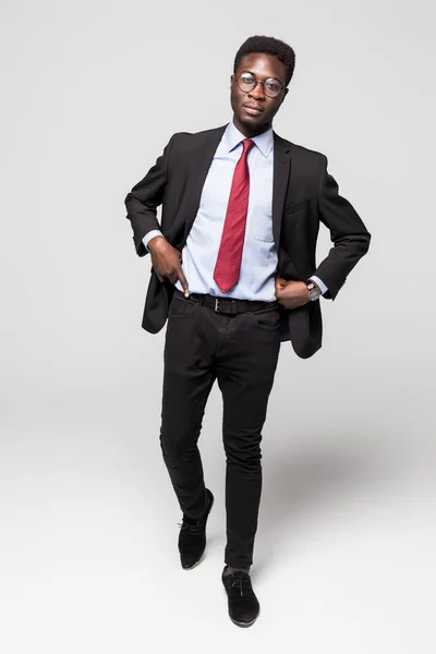 Hombre africano guapo en un movimiento de traje aislado sobre fondo gris —  Fotos de Stock