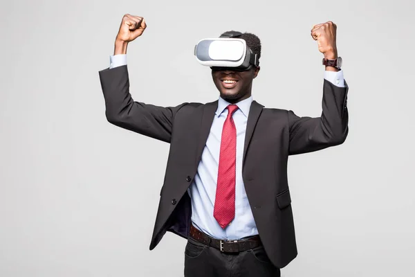 Gros plan d'un employé africain portant un costume et des lunettes formels, faisant l'expérience de la réalité virtuelle, étirant les bras comme un jeu gagnant. Noir homme jouer à des jeux vidéo en utilisant oculus — Photo