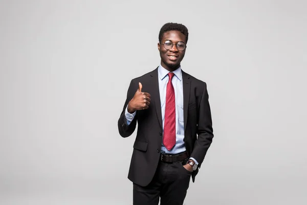 Sonriendo feliz africano negro ejecutivo profesional dando un pulgar hacia arriba en el estudio —  Fotos de Stock