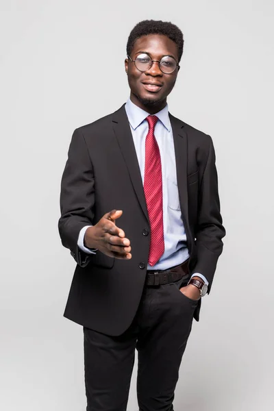 Fiatal boldog afrikai üzletember, mosolyogva, miközben a kézfogás a szürke — Stock Fotó