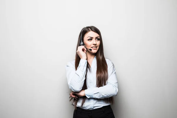Portret van consultant van callcenter in hoofdtelefoons geïsoleerd op een grijze achtergrond. — Stockfoto