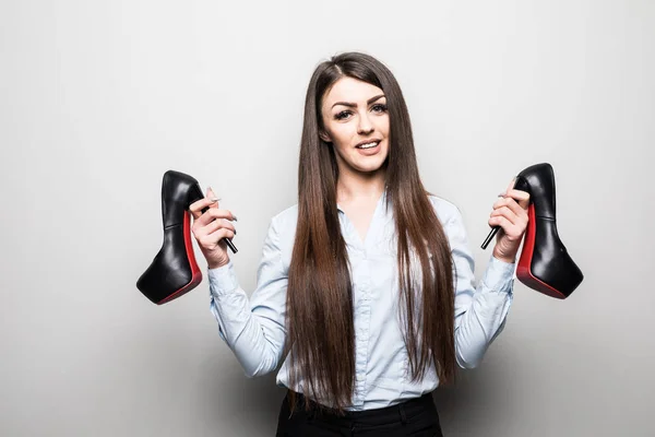 Retrato de una joven hermosa chica con zapatos en las manos — Foto de Stock