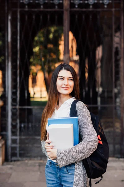 Studentin mit Notizbuch und Tasche vor Studentin, Universität — Stockfoto