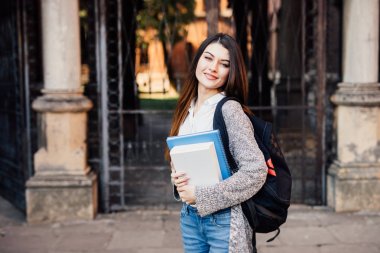 Kitaplarını açık havada Uni kadınla genç öğrenci
