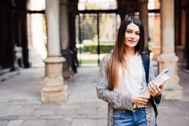Kitap Üniversitesi açık ile gülümseyen kız öğrenci