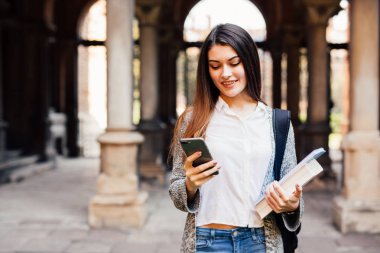 Öğrenci kız smartphone Üniversitesi açık bir şey okumak