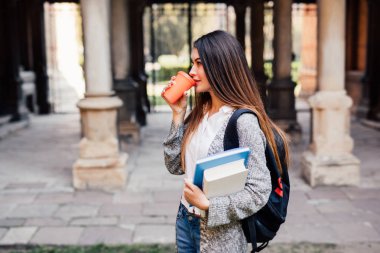 Genç güzellik öğrenci kız Notebook açık havada Üniversitesi içecek bir fincan kahve ile