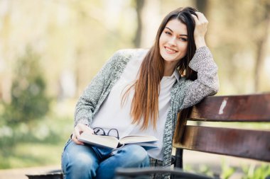 güzel üniversite öğrenci parkta bankta okuma