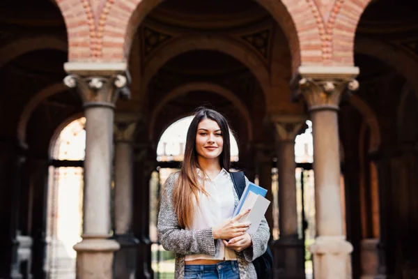 Retrato de estudante universitário feminino ao ar livre no campus — Fotografia de Stock