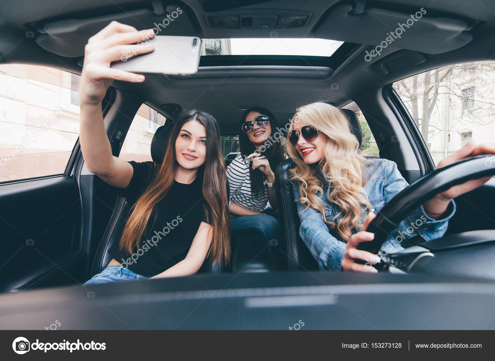 Fotos Selfie De Chicas En Auto Chicas Elegantes Guapas Están Haciendo Selfie Mirando A