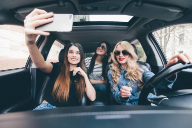 Araba ve alma selfies kamera ile eğleniyor kız grubu