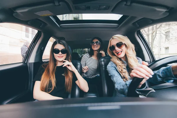 Три дівчини їздять в кабріолеті і розважаються — стокове фото