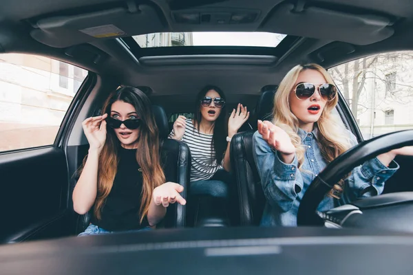 Три дівчини сидять шоковані і лякаються перед пошкодженням під час водіння автомобіля — стокове фото