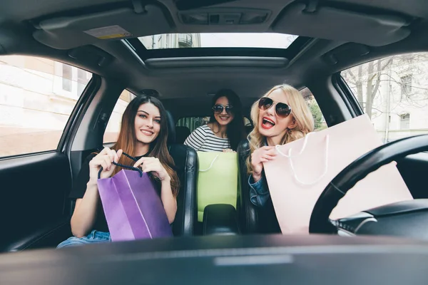 Tres mujeres se divierten juntas en el coche después de comprar — Foto de Stock