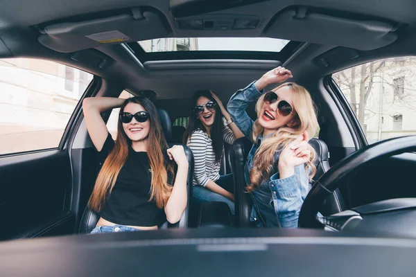 Drie meisjes rijden in een Cabrio auto en plezier, luisteren muziek en dans — Stockfoto