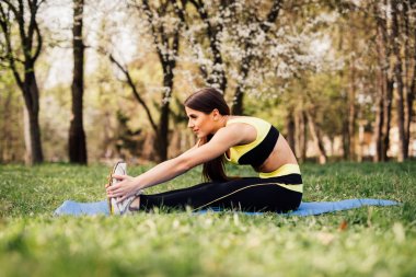 kadın fitness bacaklar açık germe
