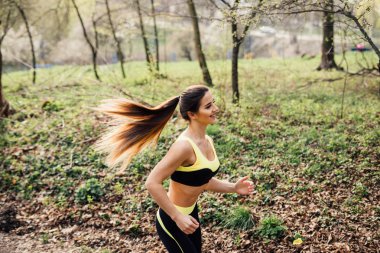 tropikal Parkı'nda çalışan runner atlet. kadın fitness koşu egzersiz sağlık kavramı.
