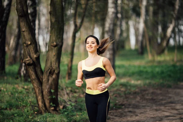 Rennende vrouw. Vrouwelijke hardloper joggen tijdens outdoor training in een park. — Stockfoto
