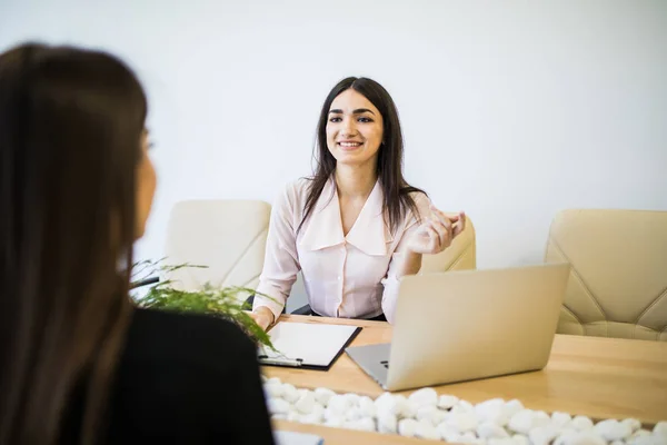 Två affärskvinnor kollegor pratar tillsammans i office — Stockfoto