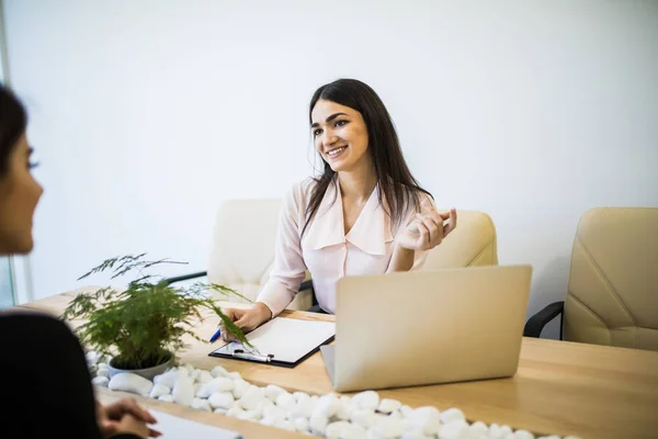 Vrouw manager praten met klant bij Bureau in moderne kantoren — Stockfoto