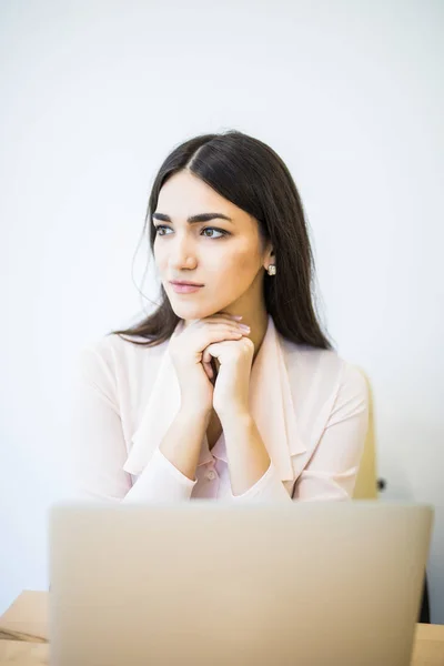 Retrato de la mujer de negocios sentada frente a la computadora portátil y pensando en resolver el problema . — Foto de Stock