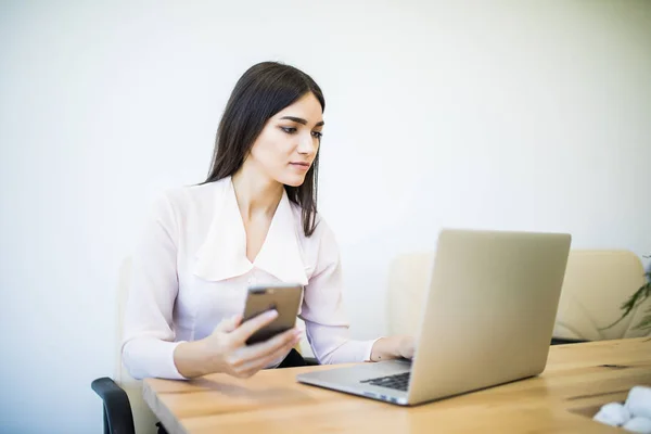 Affärskvinna hand arbetar och smart telefon och laptop och Graf affärer med sociala nätverk diagramon skrivbord i kontor med morgonljus — Stockfoto