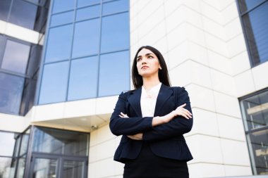 Güzel genç işkadını gökdelenler modern iş merkezinin karşı